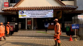 VIDEO: 26 Pegawai Kelurahan Petamburan Jalani Tes Usap