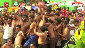 VIDEO: Meriahnya Festival Lempar Kotoran Sapi di India