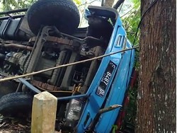Truk Muatan Logistik KPU Terguling di Sukabumi