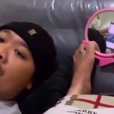 Bermodalkan Cermin, Istri Pergoki Suami Intip Foto Wanita Seksi