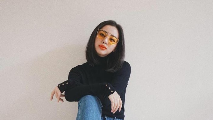 10 Inspirasi Mix and Match Celana Jeans ala Ludovica Jessica