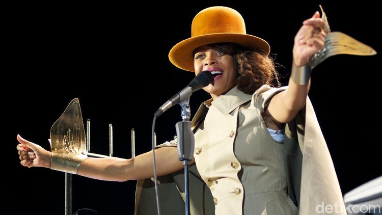458372546 MELBOURNE, AUSTRALIA - NOVEMBER 04: Erykah Badu performs in the Lavazza Marquee on Melbourne Cup Day at Flemington Racecourse on November 4, 2014 in Melbourne, Australia. (Photo by Scott Barbour/Getty Images)
