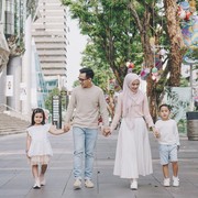 6 Inspirasi Outfit Kembaran Bareng Keluarga ala Analisa Widyaningrum