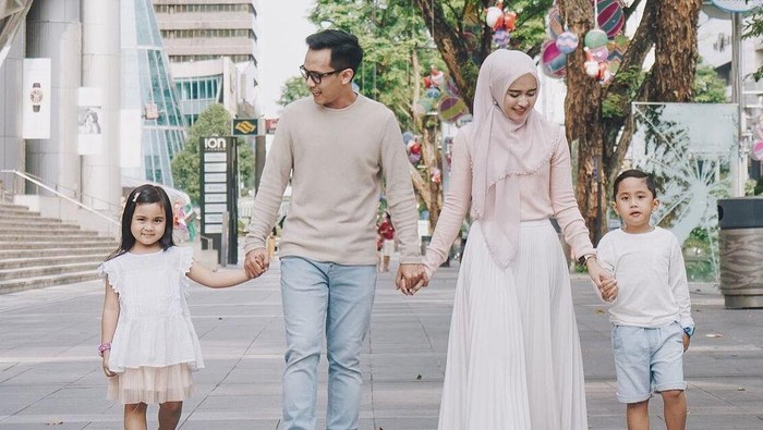 6 Inspirasi Outfit Kembaran Bareng Keluarga ala Analisa Widyaningrum
