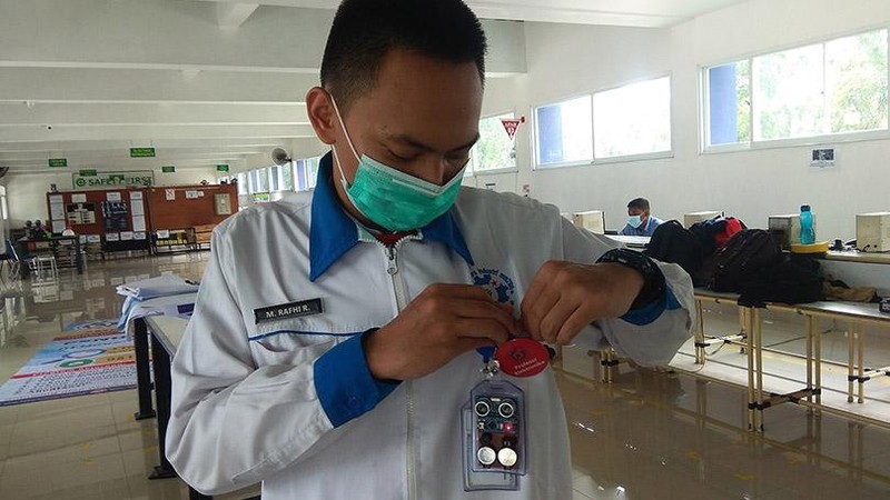 Kepulan asap bergerak pelan menghampiri wajah Rahfi yang sore itu duduk memperhatikan seperangkat alat di meja kotak di ruang tengah rumahnya.