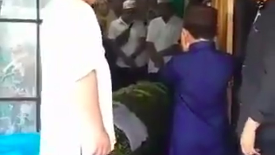 Bikin Warga Ternyuh, Bocah Ini Adzani Jenazah Ibu Tanpa Menangis