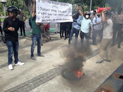 Balai Kota DKI Jakarta Didemo Massa Pro dan Kontra-Anies