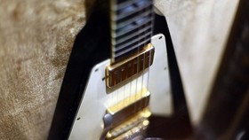 Gibson Produksi Ulang Dua Gitar Legendaris Jimi Hendrix