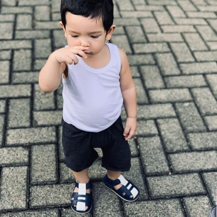 <p>Gaya menggemaskan Ibrahim ini lah yang mencuri perhatian dan membuat banyak orang suka padanya. Meski demikian, Ibrahim enggak punya media sosial sendiri. (Foto: Instagram @putriannesaloka)</p>
