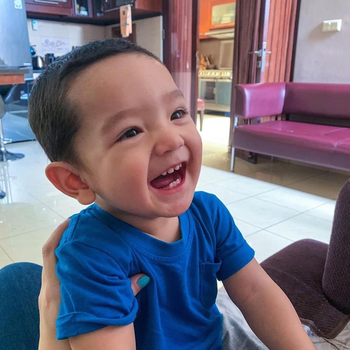 <p>Lucu banget ya ekspresi Ibrahim. Membuat kita ingin ikut tersenyum. (Foto: Instagram @putriannesaloka)</p>