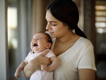 20 Nasihat Parenting Aneh Sepanjang Masa, Bayi Diletakkan Dalam Sepatu
