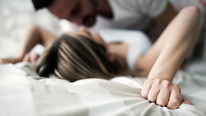 5 Posisi Bercinta Yang Disukai Istri dan Suami Wajib Tahu