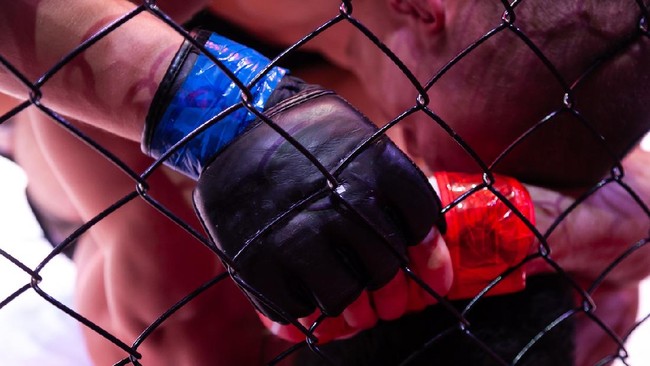 Petarung kelas ringan Jamie Mullarkey menang dengan cara yang sadis atas Khama Worthy dalam duel main card di UFC 260.