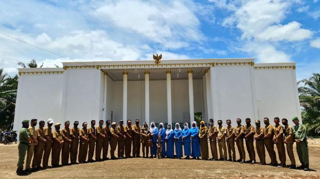 Kantor Desa Cempaka, Lampung, dibangun menyerupai desain Istana Merdeka dengan menggunakan Dana Desa hingga menjadi destinasi wisata.