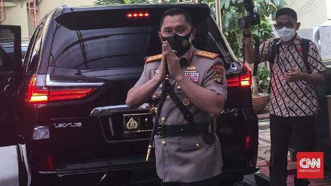 Kapolda Metro Jaya Irjen Fadil Imran menyatakan tak ada anggota polisi terluka.