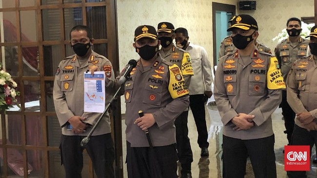 Selain Lurah Petamburan, Kapolda Metro Jaya mengabarkan bahwa Kapolsek dan Wakapolsek Tanah Abang juga terkonfirmasi positif Covid-19.