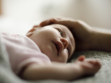 5 Cara Merawat Bayi dengan Kepala Peyang atau Tidak Rata