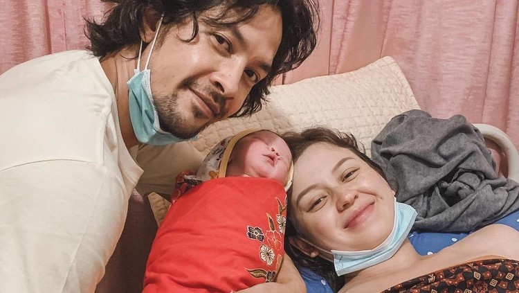 Kimberly Ryder melahirkan Kimberly Ryder melahirkan