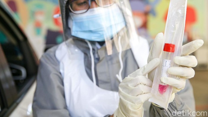 Petugas melakukan uji Swab Antigen atau PCR di Swab Drive Thru Rumah Sakit Pondok Indah (RSPI) Bintaro, Tangerang, Jumat (20/11/2020). Dengan penyediaan fasilitas ini membuat masyarakat lebih nyaman dan aman tanpa harus kontak dengan banyak orang.