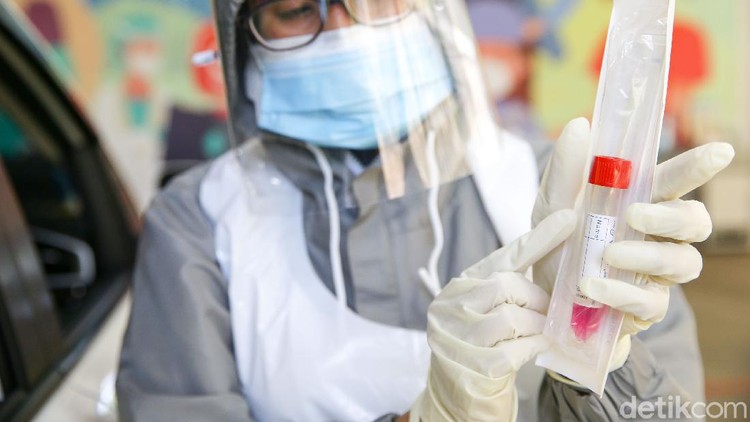 Petugas melakukan uji Swab Antigen atau PCR di Swab Drive Thru Rumah Sakit Pondok Indah (RSPI) Bintaro, Tangerang, Jumat (20/11/2020). Dengan penyediaan fasilitas ini membuat masyarakat lebih nyaman dan aman tanpa harus kontak dengan banyak orang.