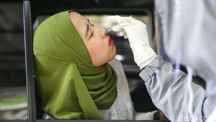 Petugas melakukan uji Swab Antigen atau PCR di Swab Drive Thru Rumah Sakit Pondok Indah (RSPI) Bintaro, Tangerang, Jumat (20/11/2020). Dengan penyediaan fasilitas ini membuat masyarakat lebih nyaman dan aman tanpa harus kontak dengan banyak orang.