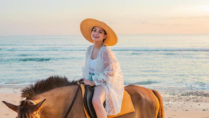 Outfit Mewah Nagita Slavina di Sumba, Harganya Bikin Geleng-geleng!