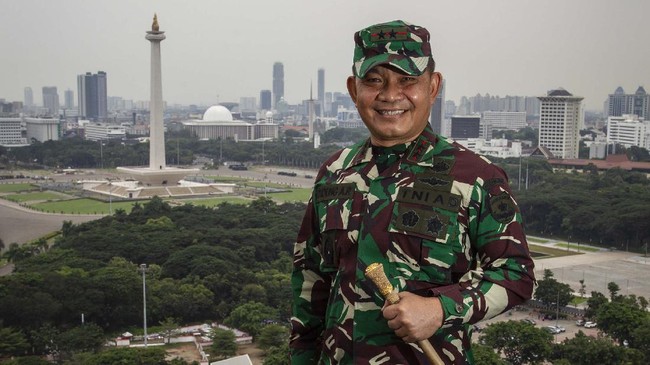 Panglima Kodam Jaya Mayjen TNI Dudung Abdurachman meminta perusahaan pinjaman tak lagi memakai jasa debt collector.