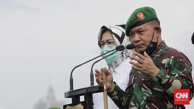 Mayjen TNI Dudung Abdurachman memerintahkan prajuritnya melucuti baliho Rizieq Shihab, dan mewanti-wanti FPI agar tak berbuat seenaknya sendiri.
