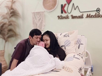 7 Potret Kebahagiaan Ginanjar Punya Bayi di Usia 56 Tahun