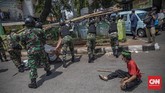 FOTO : Aksi Petugas Bersih-bersih Jakarta dari Baliho Rizieq Petugas gabungan melakukan bersih-bersih sejumlah baliho ilegal, salah satunya baliho milik Imam Besar FPI, Rizieq Shihab.