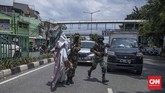 FOTO : Aksi Petugas Bersih-bersih Jakarta dari Baliho Rizieq Petugas gabungan melakukan bersih-bersih sejumlah baliho ilegal, salah satunya baliho milik Imam Besar FPI, Rizieq Shihab.
