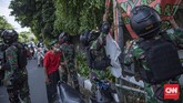 FOTO : Aksi Petugas Bersih-bersih Jakarta dari Baliho Rizieq Petugas gabungan melakukan bersih-bersih sejumlah baliho ilegal, salah satunya baliho milik Imam Besar FPI, Rizieq Shihab.