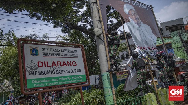 Politisi PDIP minta Gubernur DKI Jakarta menegakkan aturan izin terkait pencopotan baliho Habib Rizieq.