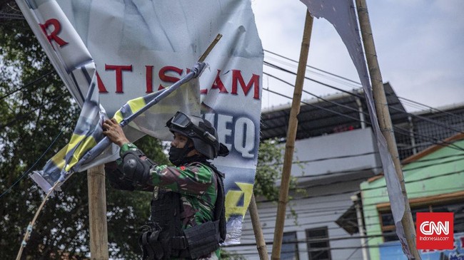 Wagub DKI mengatakan Satpol PP tanpa diinstruksikan pun secara rutin telah menertibkan sejumlah baliho yang tidak sesuai ketentuan dan aturan.
