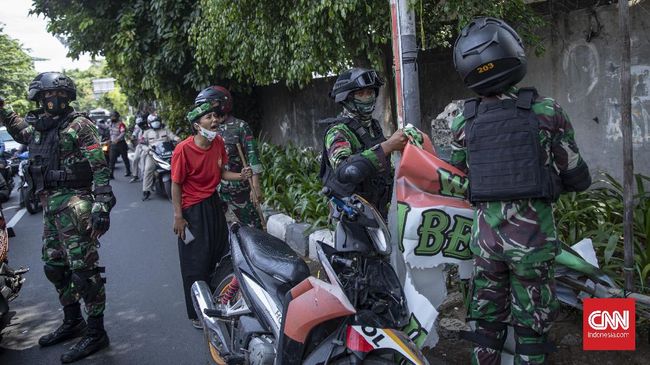 Antara TNI dan FPI, Ibarat Basmi Nyamuk dengan Meriam Sejumlah pakar militer mempertanyakan langkah TNI menghadapi kelompok pengikut Rizieq Shihab. Muncul kecurigaan, militer digunakan untuk melawan oposisi.