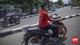 FOTO : Aksi Petugas Bersih-bersih Jakarta dari Baliho Rizieq Petugas gabungan melakukan bersih-bersih sejumlah baliho ilegal, salah satunya baliho milik Imam Besar FPI, Rizieq Shihab.