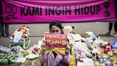 FOTO : Aksi Peringatan Hari Anak Sedunia di Monas Aksi massa Hari Anak Sedunia mengaku prihatin dengan kondisi Indonesia dan dunia di tengah krisis iklim akibat kebijakan yang mengabaikan lingkungan.
