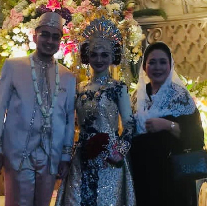 <p>Ada beberapa public figure yang datang ke acara pernikahan putri Habib Rizieq ini. Salah satunya adalah Titiek Soeharto, Bunda. (Instagram @titieksoeharto)</p>