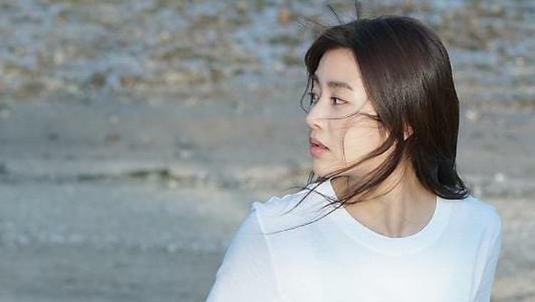 Potret Kang Sora yang tengah hamil