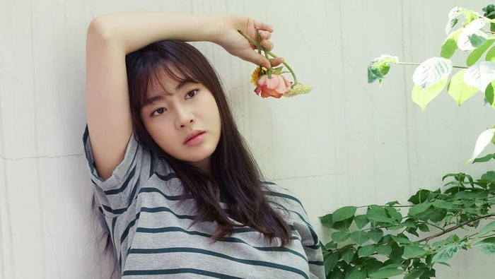 Potret Kang Sora yang tengah hamil