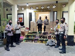 Razia Jelang Pilkada Serentak, Polisi Sita Ratusan Botol Miras