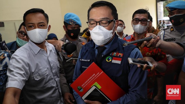 Gubernur Ridwan Kamil menyebut kisruh seputar Rizieq Shihab bermula dari izin penjemputan Menko Polhukam Mahfud yang membuka peluang perbedaan tafsir.