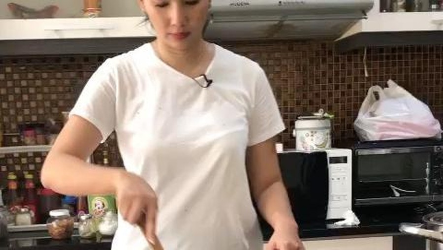 Romantisnya Kalina Ocktarani Saat Masak Rawon untuk Vicky Prasetyo Romantisnya Kalina Ocktarani Saat Masak Rawon untuk Vicky Prasetyo