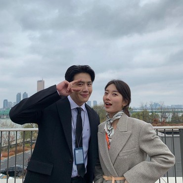 Suzy Foto Bareng Kim Seon Ho, Netizen Gaungkan Tim Ji Pyeong