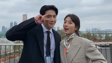 img-title Suzy Foto Bareng Kim Seon Ho, Netizen Gaungkan Tim Ji Pyeong