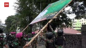 VIDEO: Prajurit TNI Turunkan Puluhan Baliho Rizieq Shihab
