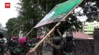 VIDEO: Prajurit TNI Turunkan Puluhan Baliho Rizieq Shihab
