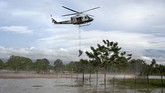 FOTO: Bergegas Selamatkan Korban Badai Iota di Honduras Petugas penyelamat di kawasan Amerika Tengah terus berusaha mencari jasad korban yang tertimbun longsor akibat Badai Iota.