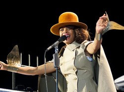 Terpopuler: Hasil Tes COVID-19 Erykah Badu Hidung Kiri Positif, Kanan Negatif
