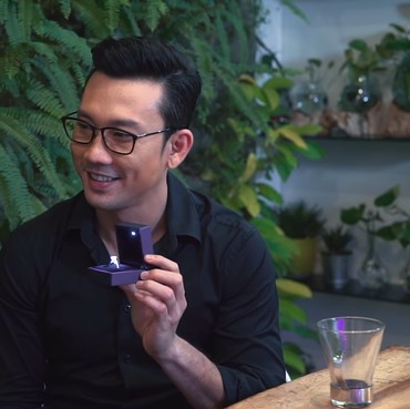 Momen Lamaran Manis Denny Sumargo untuk Olivia Alan